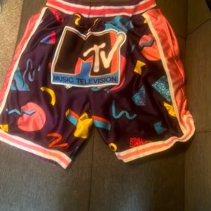 hardwood classics mtv shorts in very very good quality, worn a couple times